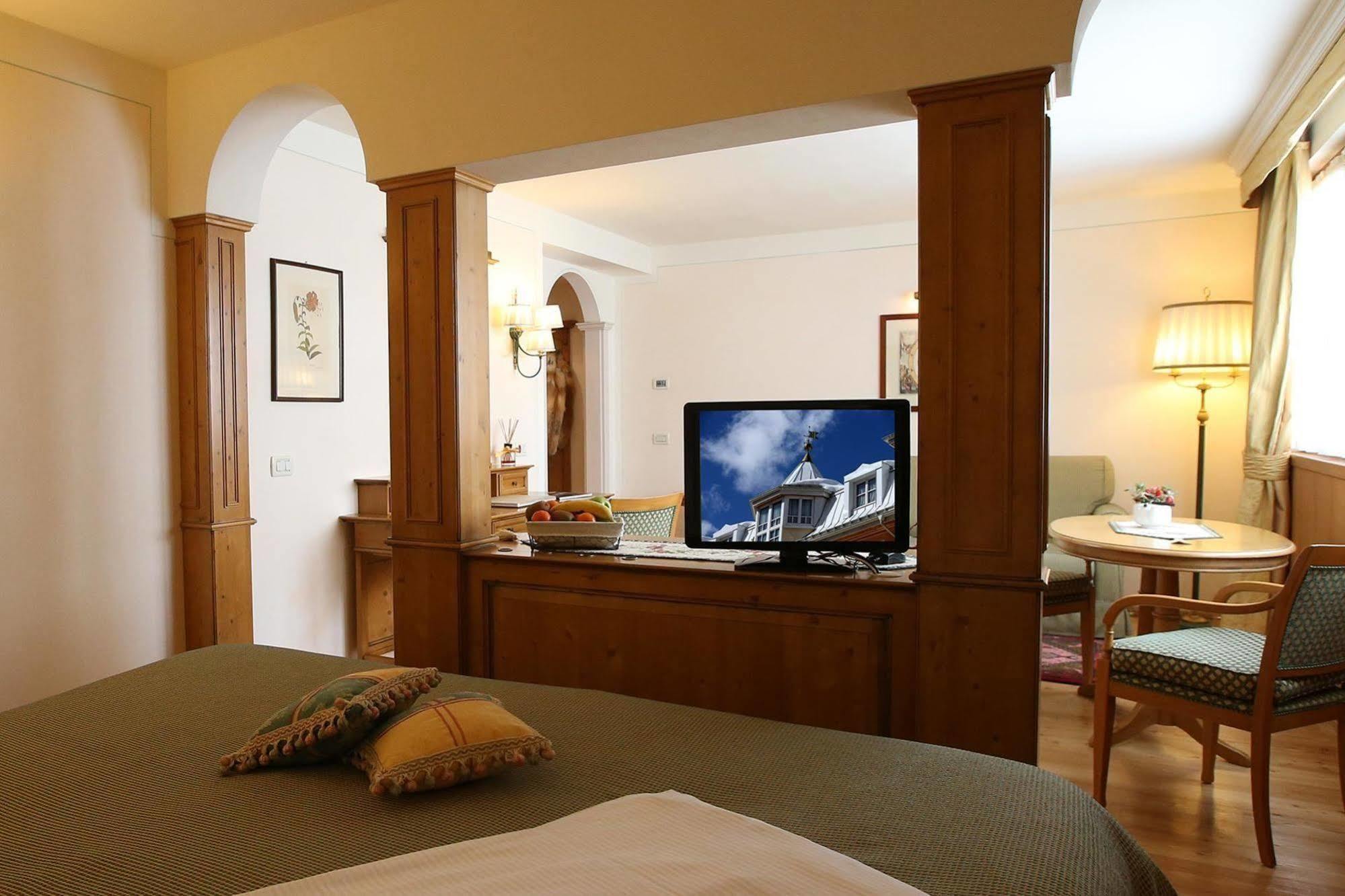 Alpen Suite Hotel Madonna Esterno foto